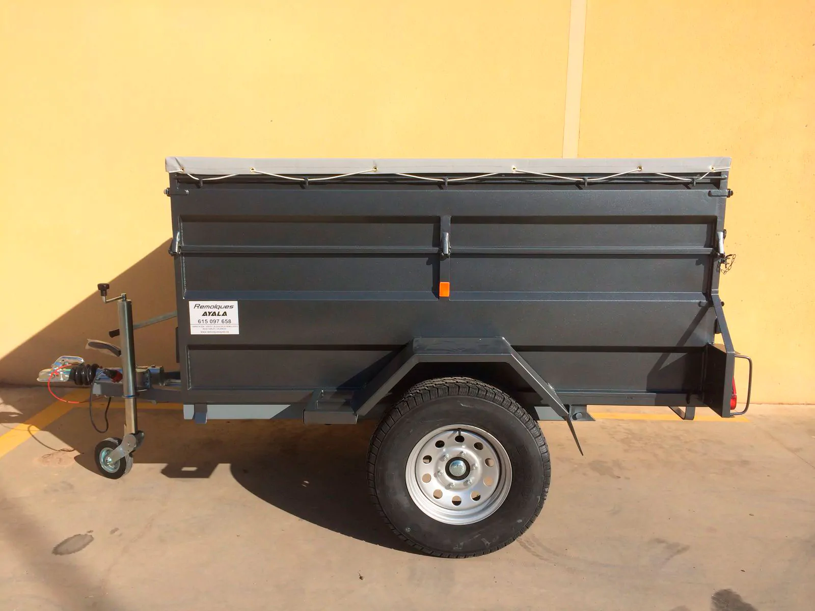 Remolque 4×4 basculante hidráulico + freno de inercia 2.000 x 1.300 x 600 + 350 – Mma 750 kg - Vue alternative