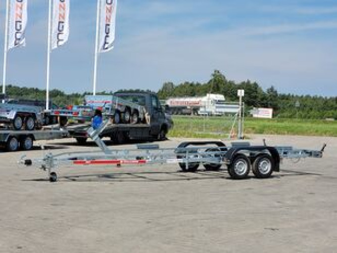 Remolque para barco nuevo B25 Longitud máxima del barco 7,3 m 2.500 kg